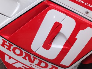 RC24ダクトカバー広告用装着サンプルDSCF5900_(VFR750F(RC24)用サイドカバー-2)