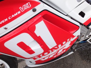 RC24ダクトカバー広告用装着サンプルDSCF5899_(VFR750F(RC24)用サイドカバー-3)