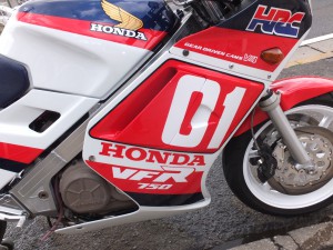 RC24ダクトカバー広告用装着サンプルDSCF5902_(VFR750F(RC24)用サイドカバー-1)